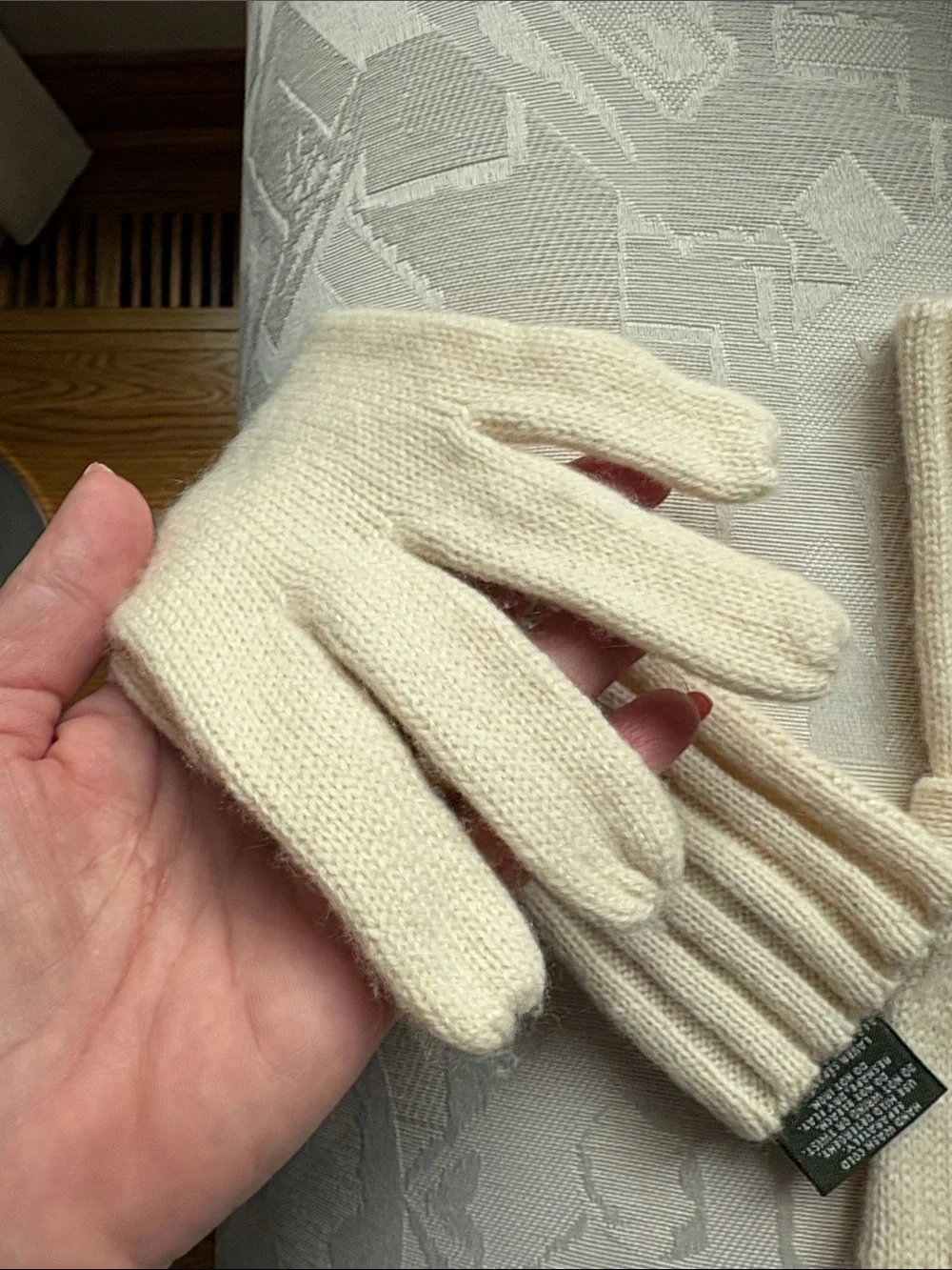 Eddie Bauer 100% cashmere Cream Knit Cuffed Gloves women’s one size